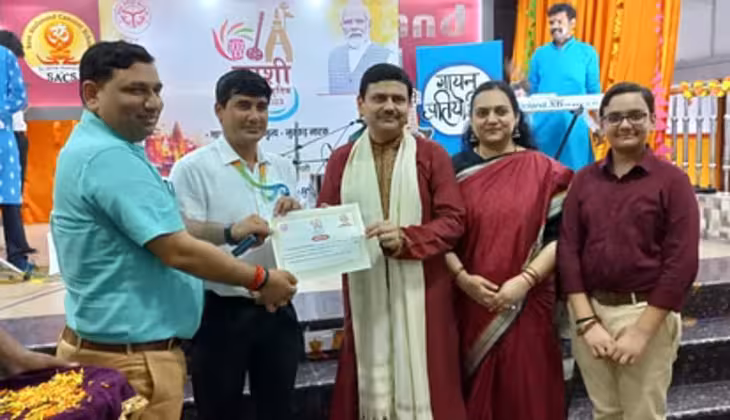 Varanasi News: कमिश्नर कौशल राज शर्मा ने छेड़ी तान,&nbsp; 'अगर हम कहें और वो मुस्कुरा दें...'&nbsp;तालिओ की तड़ तड़ाहट गूंज से उठा&nbsp;प्रसिद्ध