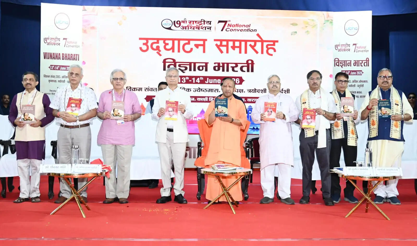 विज्ञान भारती के राष्ट्रीय अध्यक्ष डॉ. शेखर सी. मांडे ने कहा कि जलवायु परिवर्तन और कृत्रिम बुद्धिमत्ता जैसी वैश्विक चुनौतियों का समाधान वैज्ञानिक अनुसंधान, नैतिकता और सभ्यतागत दृष्टिकोण के संतुलित समन्वय से ही संभव है।