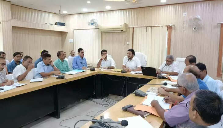 Madhubani News: साप्ताहिक समीक्षा बैठक में डीएम ने दिए कई निर्देश
