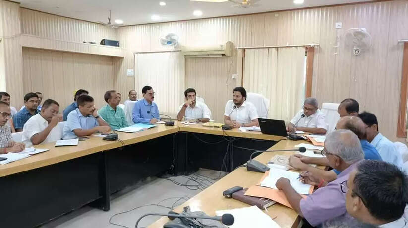 Madhubani News: साप्ताहिक समीक्षा बैठक में डीएम ने दिए कई निर्देश
