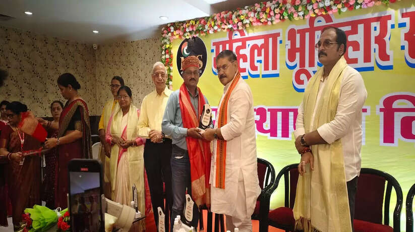 महिला भूमिहार ब्राह्मण समाज की ओर से पीपीसी के प्रदेश अध्यक्ष को अंगवस्त्र व मोमेंटो भेंट कर किया गया सम्मानित