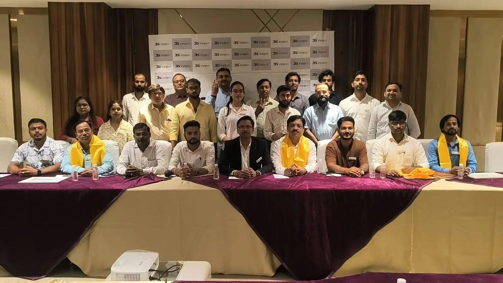 विपिन मिश्रा ने कहा कि मजबूत एवं भरोसेमंद संबंधों के माध्यम से नए व्यावसायिक अवसर पैदा किए जा सकते हैं। आपसी सहयोग, व्यावसायिक सिफारिशों और संपर्कों के माध्यम से व्यापारी अपने व्यवसाय को नए लोगों तक पहुंचा सकते हैं और विकास की संभावनाओं को बढ़ा सकते हैं।