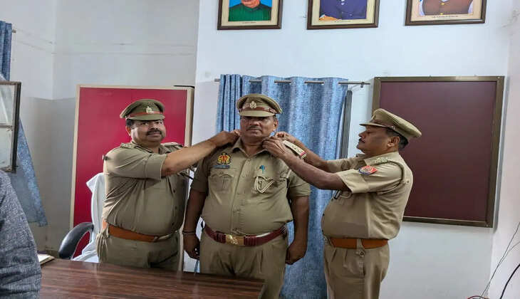थाना परिसर में आयोजित समारोह में थाना प्रभारी ने पहनाए स्टार, साथी पुलिसकर्मियों ने मिठाई खिलाकर दी बधाई