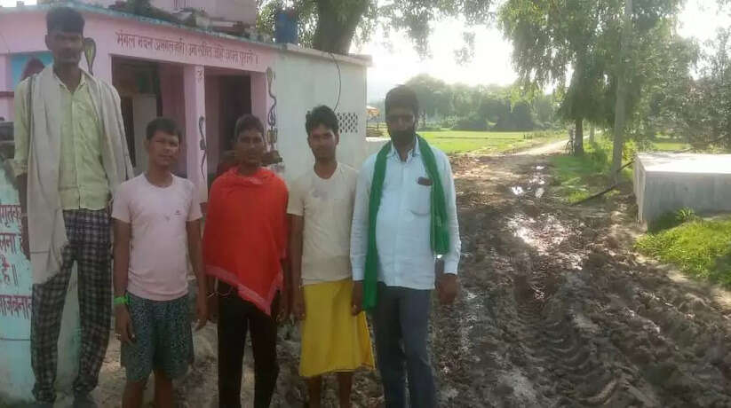 सड़क निर्माण की मांग को लेकर ग्रामीणों का प्रर्दशन                                        