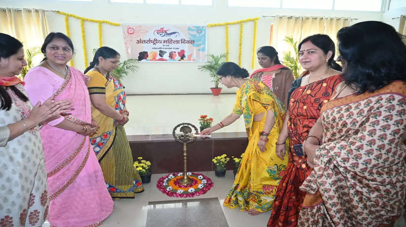 Varanasi News: अंतर्राष्ट्रीय महिला दिवस के अवसर पर बरेका महिला कल्याण संगठन द्वारा महिला रेल कर्मियों को पुरस्कृत कर सम्मानित किया गया