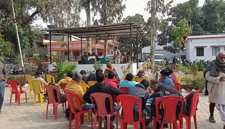 चंदौली के&nbsp;सदर कोतवाली में समाधान दिवस पर उड़ी नियमों की धज्जियां, कोतवाल ने फरियादियों को दिखाया पीठ