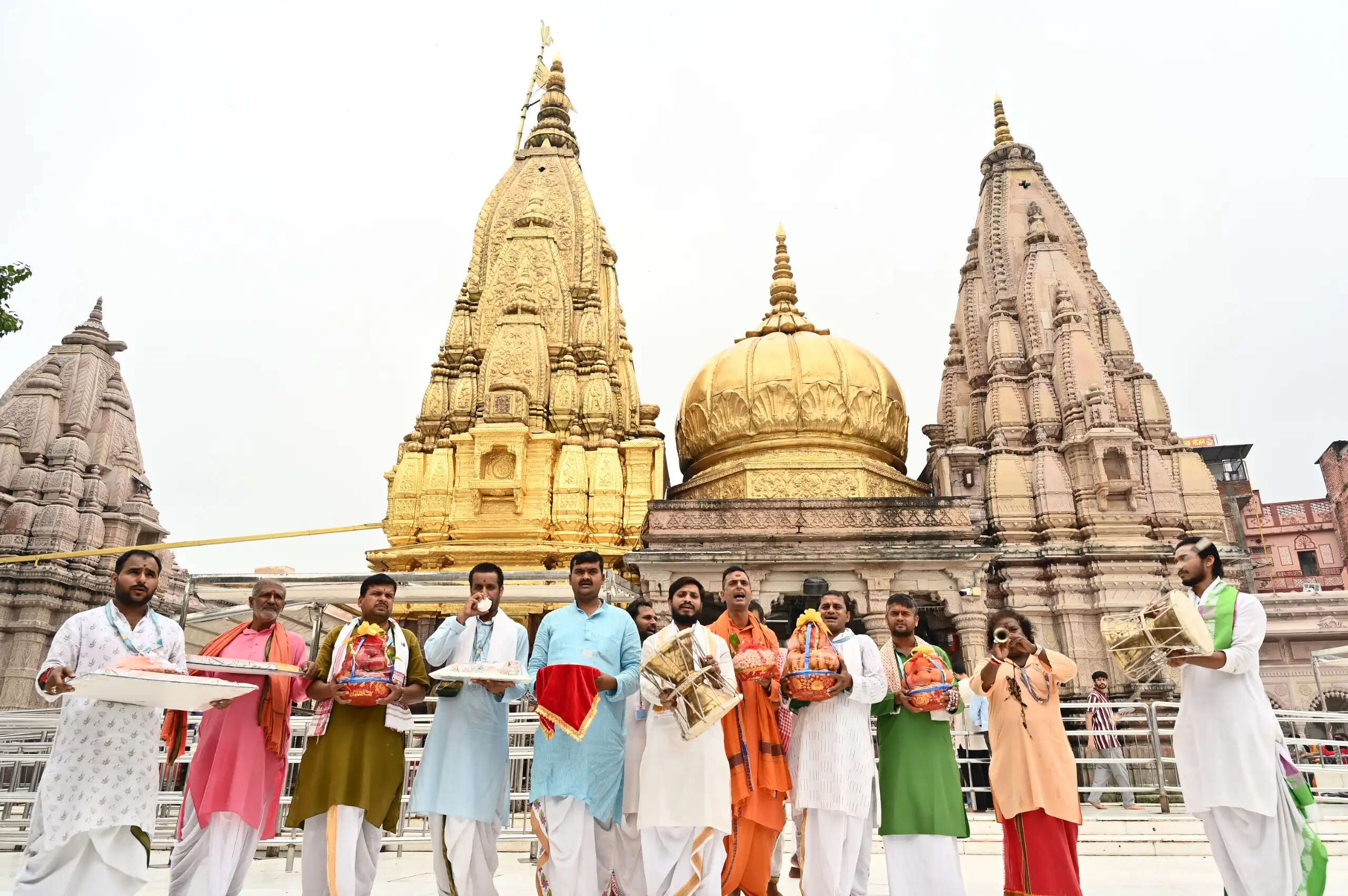 काशी से मथुरा तक गूंजी भक्ति, बाबा विश्वनाथ ने लड्डू गोपाल को भेजा उपहार