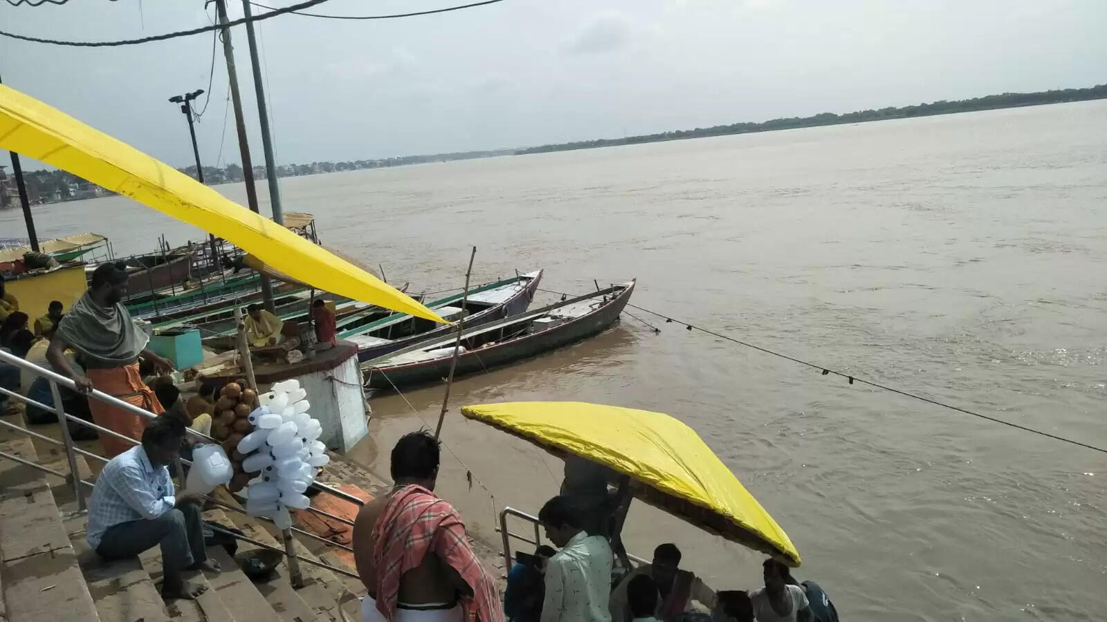 Varanasi Ganga Flood: जलमग्न हुआ काशी का प्रसिद्ध हरिश्चंद्र घाट, 3 सेंटीमीटर प्रति घंटा की रफ्तार से बढ़ रहा जलस्तर