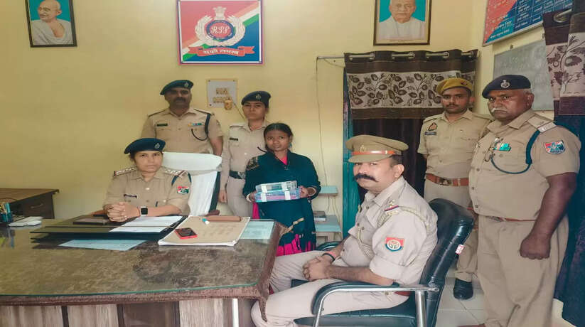 Varanasi News: वाराणसी रेलवे पुलिस ने संदिग्ध अवस्था में एक महिला को किया गिरफ्तार
