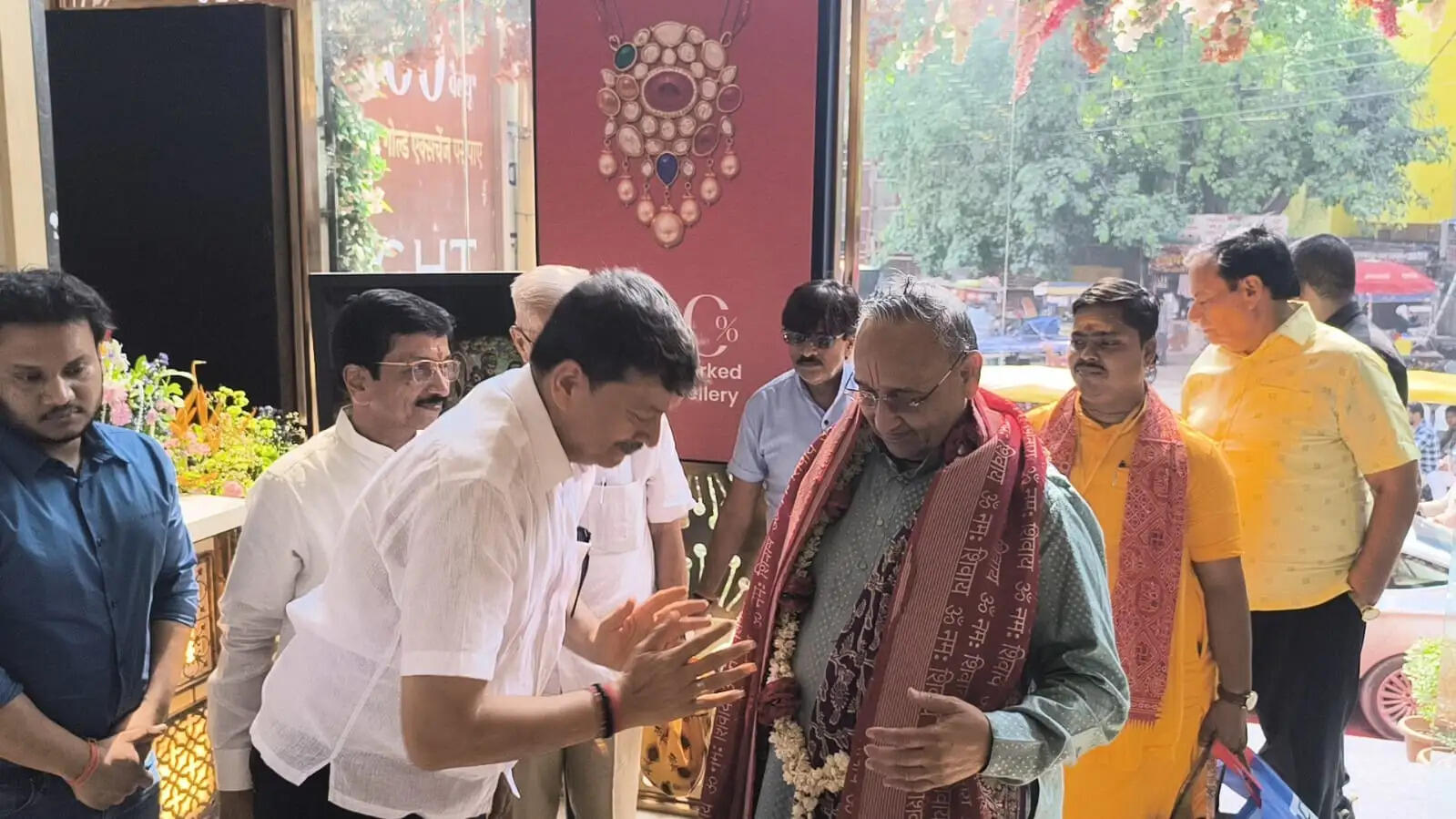 इस अवसर पर सुमंगल ज्वेलर्स की ओर से श्री संजय सिद्धांत लोहिया, श्री विनोद लोहिया, श्री गोविंद लोहिया, श्री अंशुल लोहिया, श्री नमन लोहिया और श्री शुभम लोहिया ने अतिथियों एवं ग्राहकों का स्वागत किया। परम पूज्य गुरुजी बाल व्यास श्री श्रीकांत शर्मा का अंगवस्त्र और पुष्पमाला अर्पित कर सम्मान किया गया।