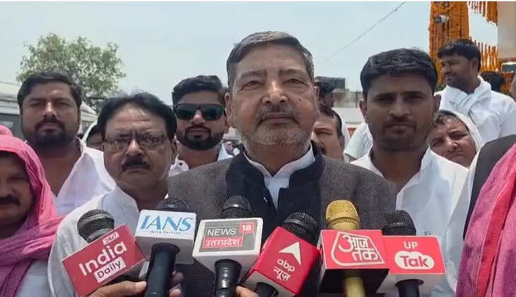 सपा सांसद वीरेंद्र सिंह के बयान से गरमाई राजनीति, भाजपा पर लगाया आस्था और समाज को बांटने का आरोप