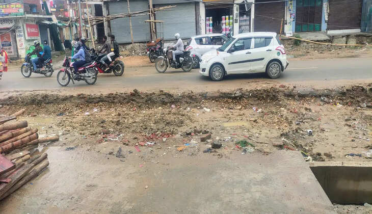 स्पोर्ट्स कॉलेज-फर्टिलाइजर रोड चौड़ीकरण बना परेशानी का कारण, मरीजों और राहगीरों ने उठाई आवाज