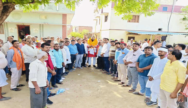 Ashutosh Singh Mintu  Prahladpur Village Head  Chief Minister's Incentive Award  Dhanapur News,  Chandauli News,  Village Panchayat Development,  State Secretary of Panchayati Raj Organization,  Rural Honor Ceremony,  Uttar Pradesh Panchayat News,  Prahladpur Development Work