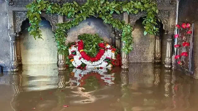 गंगा के बढ़ते जलस्तर से काशी बेहाल, शीतला मंदिर में घुसा पानी