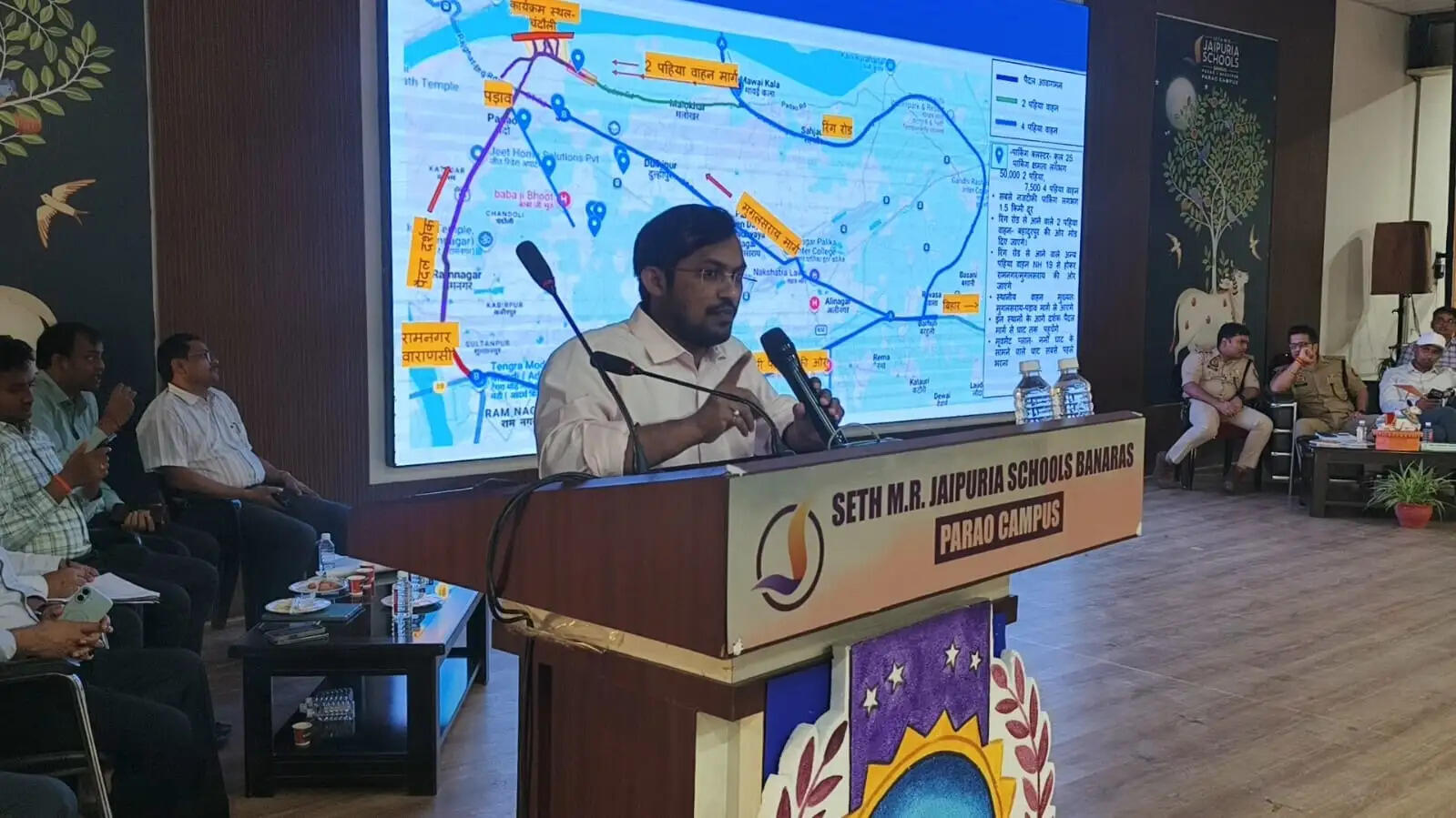 बैठक में वाराणसी परिक्षेत्र के डीआईजी वैभव कृष्ण, जिलाधिकारी चंद्रमोहन गर्ग और पुलिस अधीक्षक आकाश पटेल ने अधिकारियों को आवश्यक दिशा-निर्देश दिए।