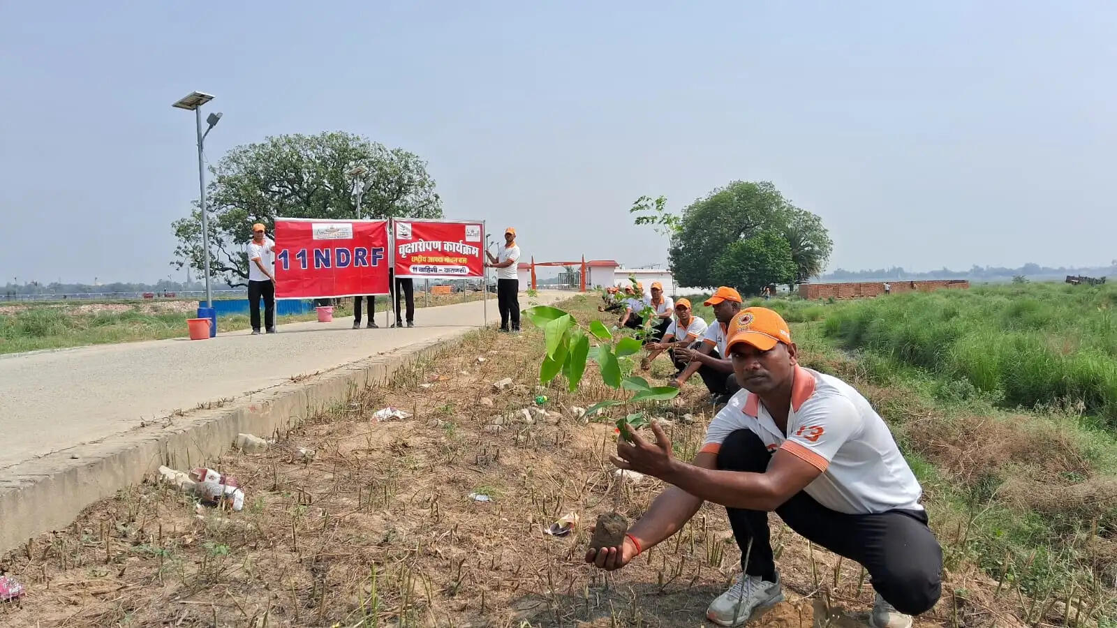 कार्यक्रम के दौरान एनडीआरएफ की टीम ने स्थानीय नागरिकों के साथ मिलकर पर्यावरण संरक्षण, आपदा प्रबंधन तथा सुरक्षा उपायों के संबंध में जागरूकता कार्यक्रम भी आयोजित किया। एनडीआरएफ के निरीक्षक धीरेंद्र कुमार सिंह, निरीक्षक दीपक मंडल एवं अन्य रेस्क्यू कर्मियों ने विभिन्न प्रजातियों के फलदार एवं छायादार पौधे लगाकर लोगों को पर्यावरण संरक्षण के लिए प्रेरित किया।