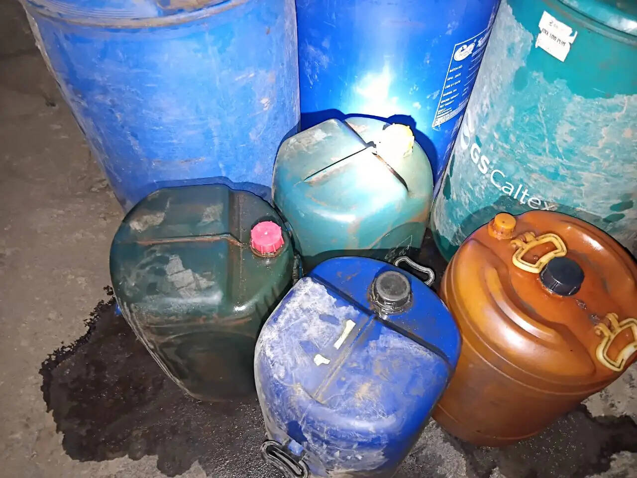 &nbsp;चंदौली में अवैध डीजल कारोबार पर पुलिस का बड़ा एक्शन, 4 हजार लीटर डीजल बरामद चंदौली। जनपद में अवैध डीजल कारोबार के खिलाफ पुलिस ने बड़ी कार्रवाई करते हुए करीब 4 हजार लीटर डीजल बरामद किया है। सैयदराजा थाना पुलिस ने एसपी के निर्देश पर विशेष छापेमारी अभियान चलाकर तीन वाहनों को कब्जे में लिया और पांच आरोपियों को हिरासत में लिया है। पुलिस के अनुसार बरामद डीजल बिहार राज्य ले जाया जा रहा था। कार्रवाई के दौरान पुलिस ने संदिग्ध वाहनों की जांच की, जिसमें भारी मात्रा में अवैध डीजल बरामद हुआ। जब्त किए गए डीजल की अनुमानित कीमत करीब 4 लाख रुपये बताई जा रही है।  अधिकारियों के मुताबिक अवैध तरीके से डीजल की तस्करी किए जाने की सूचना लगातार मिल रही थी। इसी के आधार पर सैयदराजा थाना पुलिस ने अभियान चलाकर कार्रवाई की। पुलिस अब यह पता लगाने में जुटी है कि इस अवैध कारोबार के पीछे कौन-कौन लोग शामिल हैं और डीजल कहां से लाया जा रहा था।  पांच अभियुक्त हिरासत में छापेमारी के दौरान पुलिस ने पांच लोगों को हिरासत में लिया है। सभी से पूछताछ की जा रही है और उनके खिलाफ आवश्यक विधिक कार्रवाई की जा रही है। पुलिस का कहना है कि पूरे नेटवर्क की जांच की जाएगी।  आगे भी जारी रहेगा अभियान सीओ ने बताया कि अवैध डीजल कारोबार और तस्करी के खिलाफ अभियान लगातार जारी रहेगा। पुलिस ऐसे कारोबारियों पर नजर बनाए हुए है और किसी भी अवैध गतिविधि को बर्दाश्त नहीं किया जाएगा।  इस कार्रवाई के बाद अवैध ईंधन कारोबार से जुड़े लोगों में हड़कंप मचा हुआ है।