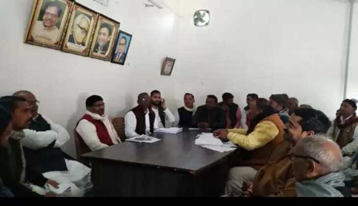 Ayodhya News: तारुन सपा कार्यालय पर पूर्व मंत्री व कटेहरी विधायक लालजी वर्मा ने बैठक कर कार्यकर्ताओं के साथ बनाई रणनीति