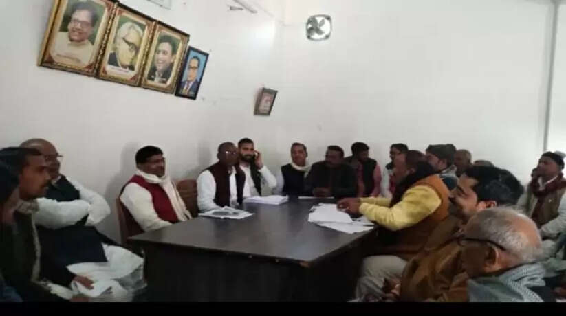 Ayodhya News: तारुन सपा कार्यालय पर पूर्व मंत्री व कटेहरी विधायक लालजी वर्मा ने बैठक कर कार्यकर्ताओं के साथ बनाई रणनीति