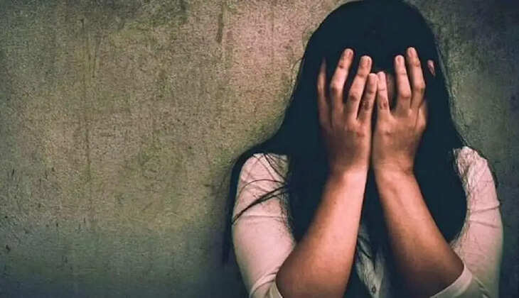चंदौली के धानापुर में किताब लेने गई नाबालिग छात्रा से दुष्कर्म के प्रयास का आरोप लगा है। धमकी और मारपीट के मामले में पुलिस ने आरोपी को हिरासत में लेकर जांच शुरू की।