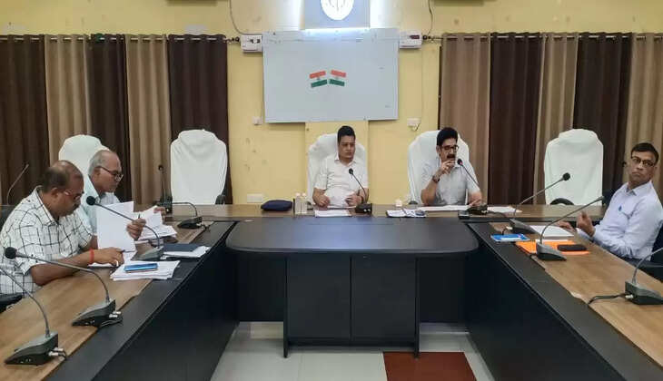 Chandauli News: चंदौली&nbsp;जिलाधिकारी की अध्यक्षता में ग्राम विकास एवं सामाजिक कल्याण विभागों की समीक्षा बैठक कलेक्ट्रेट सभागार में सम्पन्न