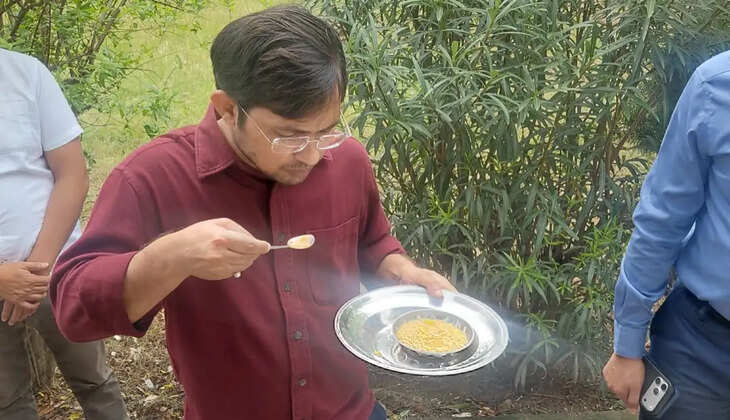 चंदौली में डीएम-सीडीओ का औचक निरीक्षण, चखा मिड-डे मील