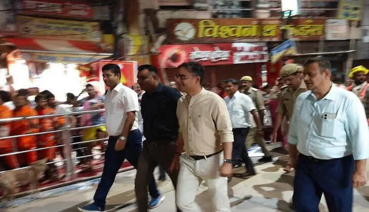 काशी विश्वनाथ धाम में उमड़ी आस्था की भीड़, डीएम ने संभाली व्यवस्थाओं की कमान