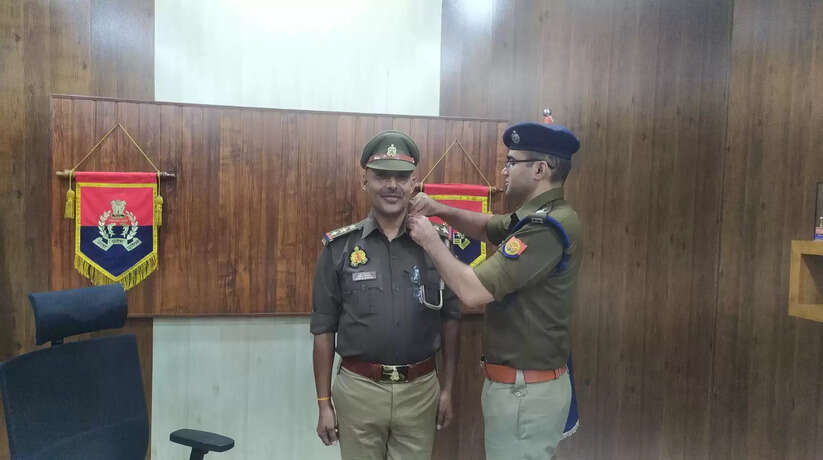 चन्दौली में एसपी आदित्य लांग्हे ने दिलीप श्रीवास्तव को उपनिरीक्षक से प्रोन्नत होकर निरीक्षक बनने पर स्टार लगाकर दी बधाई