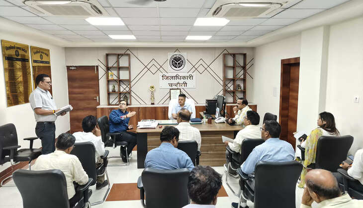 Chandauli News: चंदौली में जिला निर्वाचन अधिकारी ने लोक सभा चुनाव&nbsp;के संबंध में प्रभारी अधिकारियों संग की&nbsp;बैठक