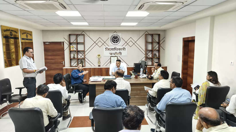 Chandauli News: चंदौली में जिला निर्वाचन अधिकारी ने लोक सभा चुनाव के संबंध में प्रभारी अधिकारियों संग की बैठक