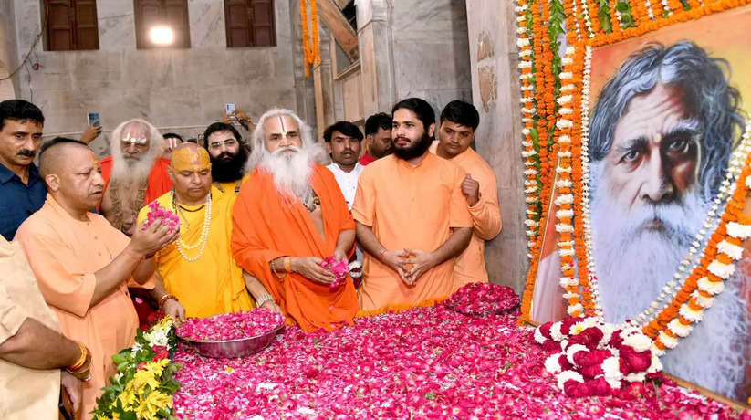 Ayodhya News: अयोध्या में मुख्यमंत्री ने साकेत वासी पूज्य संत रामचन्द्र परमहंस दास जी की समाधि स्थल पर किया श्रद्धासुमन अर्पित