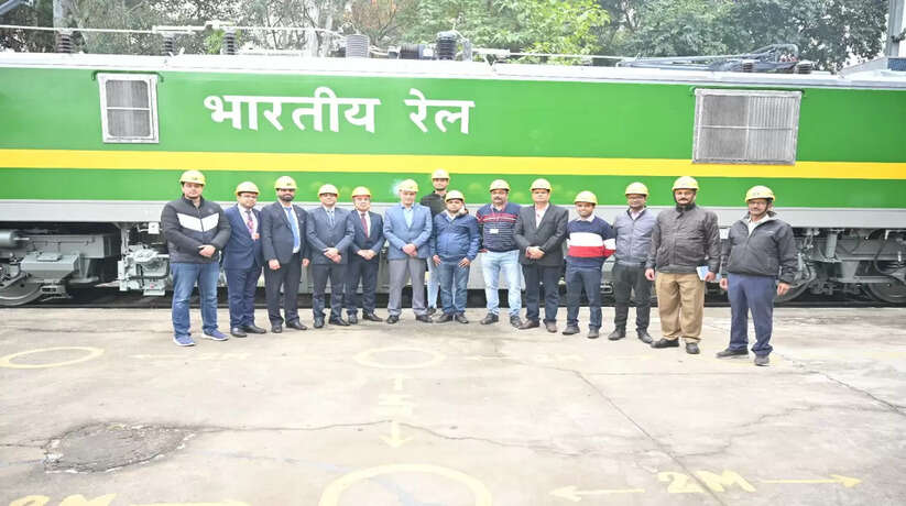 श्रीकांत माधव वैद्य ने बनारस रेल इंजन कारखाना का किया भ्रमण