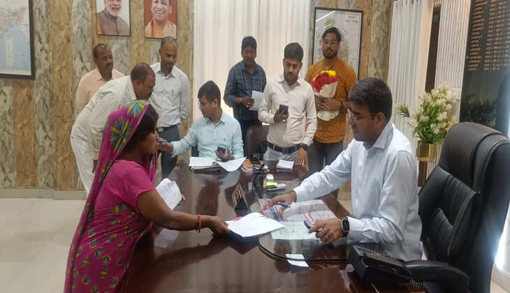 जनसुनवाई में डीएम दीपक मीणा ने सुनीं फरियादियों की समस्याएं, समयबद्ध निस्तारण के निर्देश