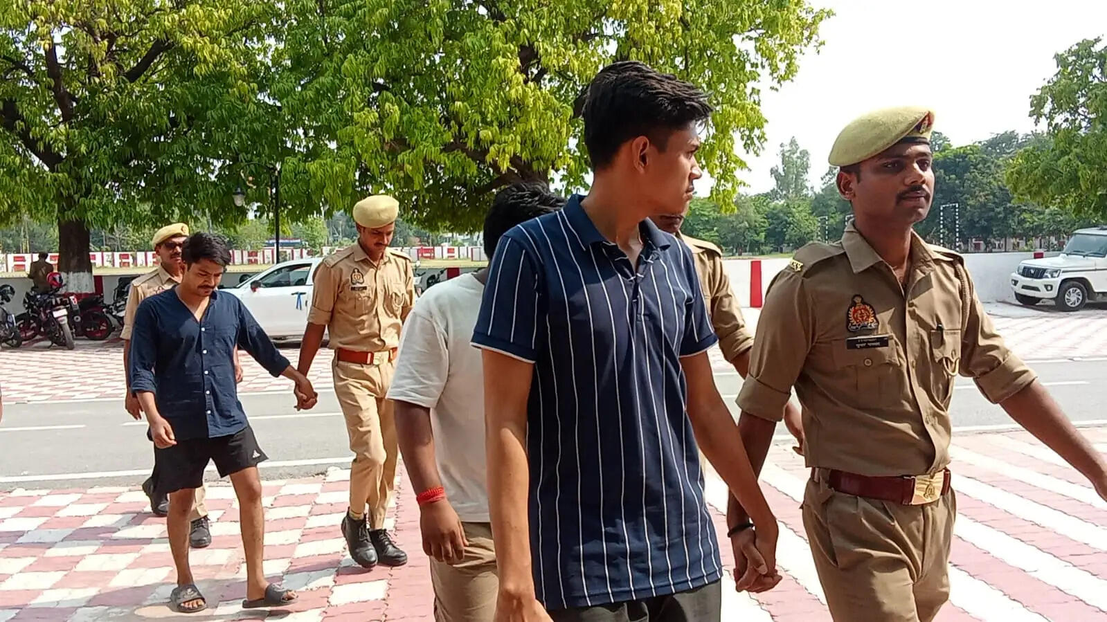वाराणसी। कमिश्नरेट वाराणसी की क्राइम ब्रांच और एसओजी टीम ने ऑनलाइन आईपीएल सट्टेबाजी के एक बड़े संगठित गिरोह का पर्दाफाश करते हुए 13 शातिर अभियुक्तों को गिरफ्तार किया है। आरोपियों के कब्जे से 17 टच स्क्रीन मोबाइल फोन, 10 लैपटॉप, एक क्रिप्टो करेंसी डिजिटल वॉलेट (लेजर) तथा नकदी बरामद की गई है।