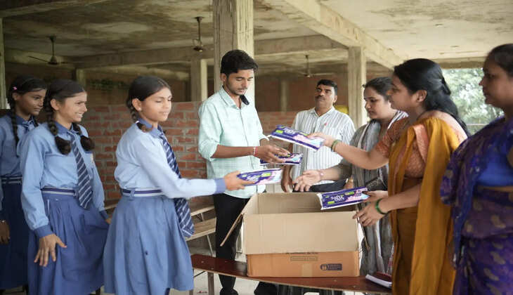 ग्रामीण छात्राओं को मासिक धर्म स्वच्छता के प्रति किया जागरूक