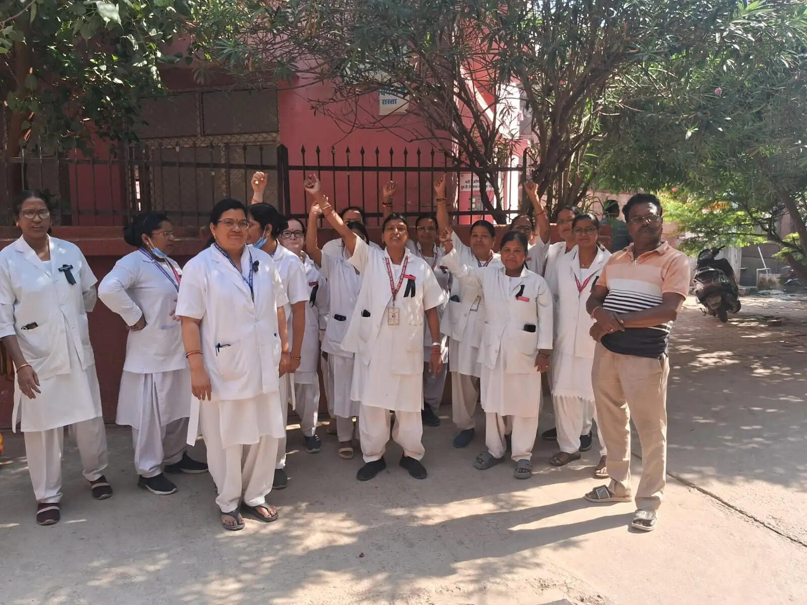 Varanasi News: नर्सिंग संवर्ग की 13 सूत्रीय मांगों को लेकर धरना, पदोन्नति पर मिला आश्वासन