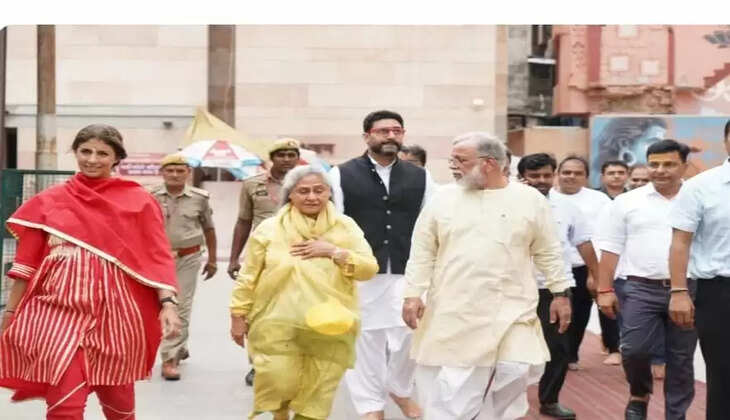 Varanasi News: बाबा विश्वनाथ धाम में जया बच्चन ने बेटे अभिषेक और बेटी श्वेता संग टेका,&nbsp;पुरोहितों ने विधि-विधान से उन्हें बाबा काशी विश्वनाथ का पूजन-अर्चन कराया