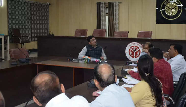 प्रयागराज: जिलाधिकारी ने डेंगू की रोकथाम एवं उपचार के सम्बंध में की जा रही कार्रवाईयों की समीक्षा की