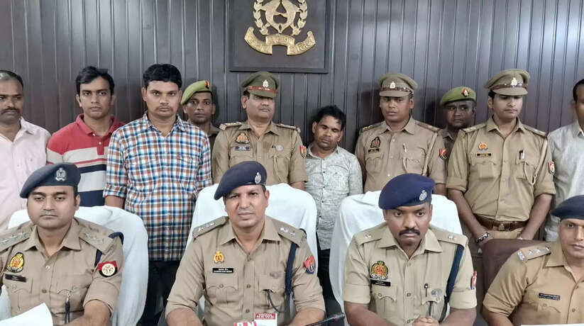 Varanasi News: वाराणसी में मुठभेड़ के दौरान शातिर अपराधी गिरफ्तार, उसके पास से लूट की बाइक व आभूषण बरामद