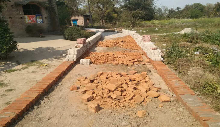 Ayodhya News:&nbsp; तारुन थाना क्षेत्र के खौपुर गांव में इंटरलॉकिंग के नाम पर घटिया निर्माण करा कर शासन के धान का किया जा रहा दुरुपयोग