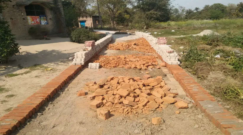 Ayodhya News:  तारुन थाना क्षेत्र के खौपुर गांव में इंटरलॉकिंग के नाम पर घटिया निर्माण करा कर शासन के धान का किया जा रहा दुरुपयोग