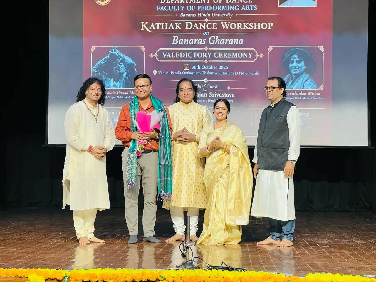 कार्यशाला के माध्यम से विद्यार्थियों को केवल कथक की तकनीकी जानकारी ही नहीं मिली, बल्कि इस शास्त्रीय नृत्य की परंपरा और सांस्कृतिक विरासत को करीब से समझने का अवसर भी मिला। गुरुजनों ने अपने अनुभव और प्रशिक्षण के जरिए विद्यार्थियों को बनारस घराने की उन विशेषताओं से परिचित कराया, जो इसे कथक की अन्य शैलियों से अलग पहचान देती हैं।