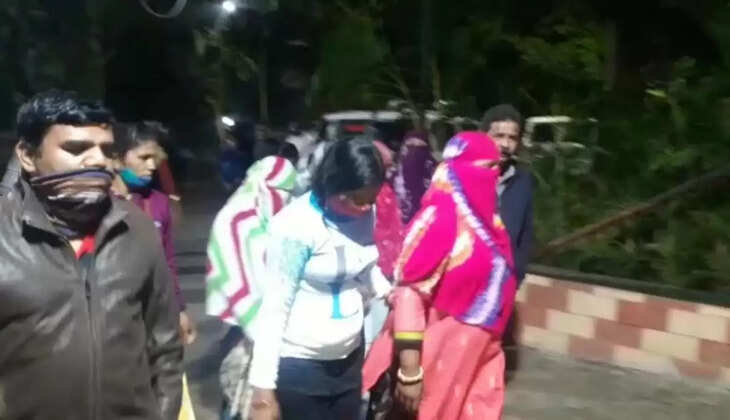 छापेमारी के दौरान पुलिस की टीम ने लॉज से 2 मोबाइल फोन समेत 25 हज़ार 700 रुपये बरामद किए हैं. इस शर्मनाक कारोबार को चलाने वाले लॉज मैनेजर गवीरंगा गौड़ा को पुलिस ने गिरफ़्तार कर लिया है. जबकि उसका एक साथी भागने में कामयाब हो गया. 