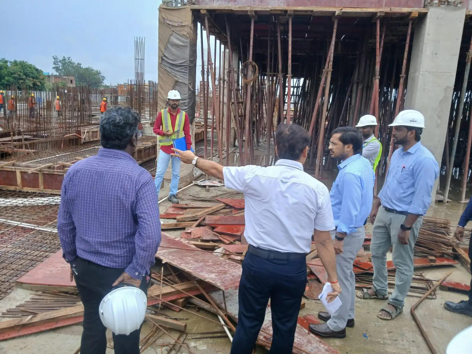 जिलाधिकारी चंद्र मोहन गर्ग ने अधिकारियों को निर्देशित किया कि नए न्यायालय भवन में आने वाले वादकारियों, अधिवक्ताओं एवं आम जनता के लिए पेयजल, शौचालय, पार्किंग, बैठने की समुचित व्यवस्था सुनिश्चित की जाए। साथ ही परिसर में हरियाली विकसित करने और सुरक्षा मानकों का पूर्ण पालन करने के भी निर्देश दिए।