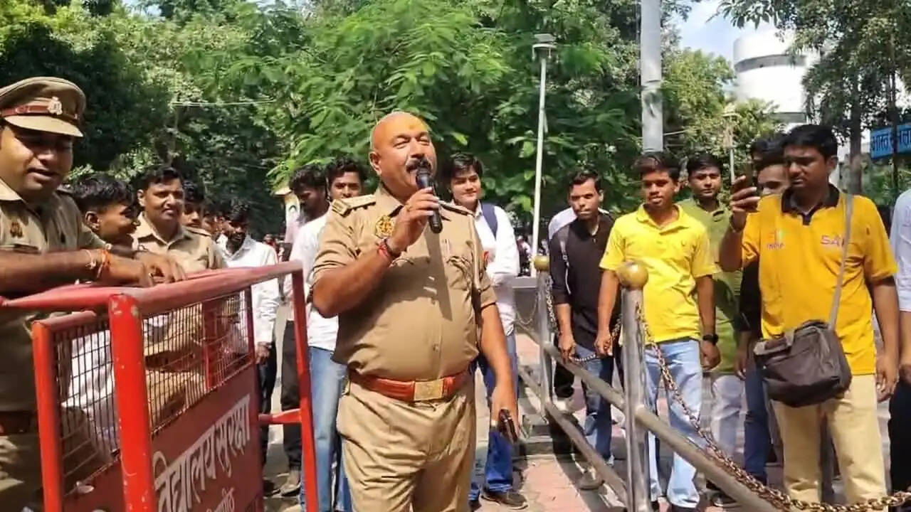 काशी विद्यापीठ में प्रस्तावित धरना-प्रदर्शन के जरिए भी इन्हीं सवालों को प्रमुखता से उठाने की तैयारी है।