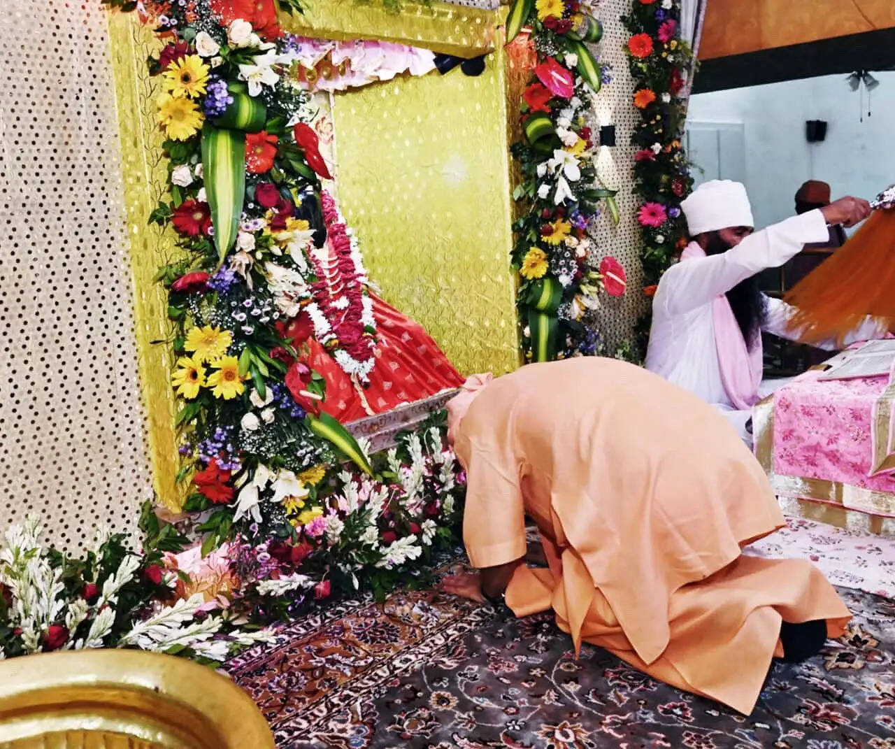 मुख्यमंत्री योगी आदित्यनाथ ने कहा कि सद्गुरु रविदास जी महाराज ने भेदभाव, जाति-पाति और ऊंच-नीच से मुक्त समतामूलक समाज का संदेश दिया था। उनके विचार आज भी समाज को एकता, समानता और सद्भाव की राह दिखाते हैं।