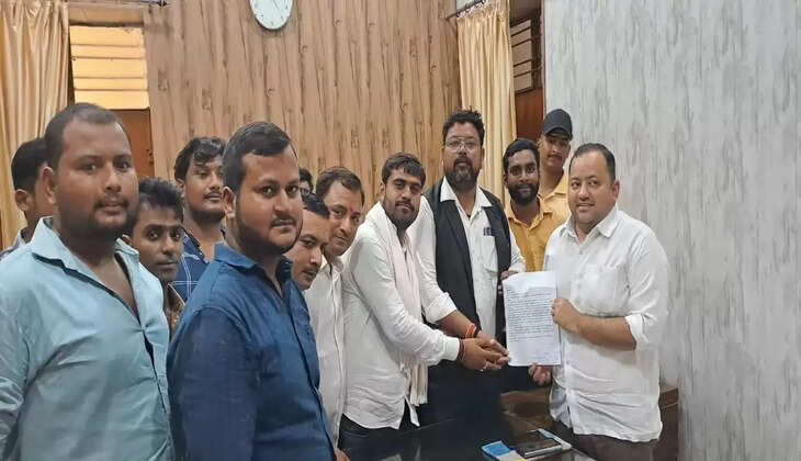 Chanduli News: भाजपा नेता के ऊपर दर्ज मुकदमे के मामले को लेकर युवा संघर्ष मोर्चा ने दिया ज्ञापन,&nbsp;अखिलेश यादव के ट्वीट पर जताई आपत्ति &nbsp;