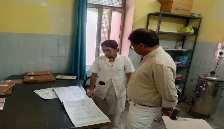 Varanasi News: स्वास्थ्य सेवाओं में सुधार को लेकर सीएमओ सख्त, औचक निरीक्षण में मिलीं कई खामियां