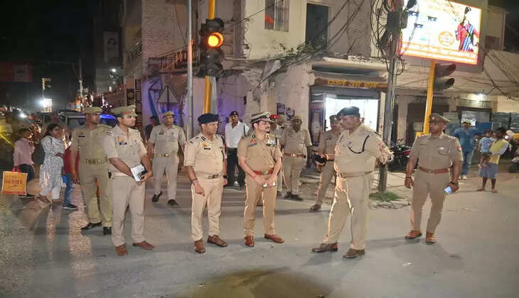 Varanasi News:&nbsp;पुलिस आयुक्त कमिश्नरेट वाराणसी मोहित अग्रवाल द्वारा मण्डुवाडीह चौराहे पर पैदल भ्रमण कर यातायात व्यवस्था एवं लगने वाले जाम के कारणो की समीक्षा&nbsp;