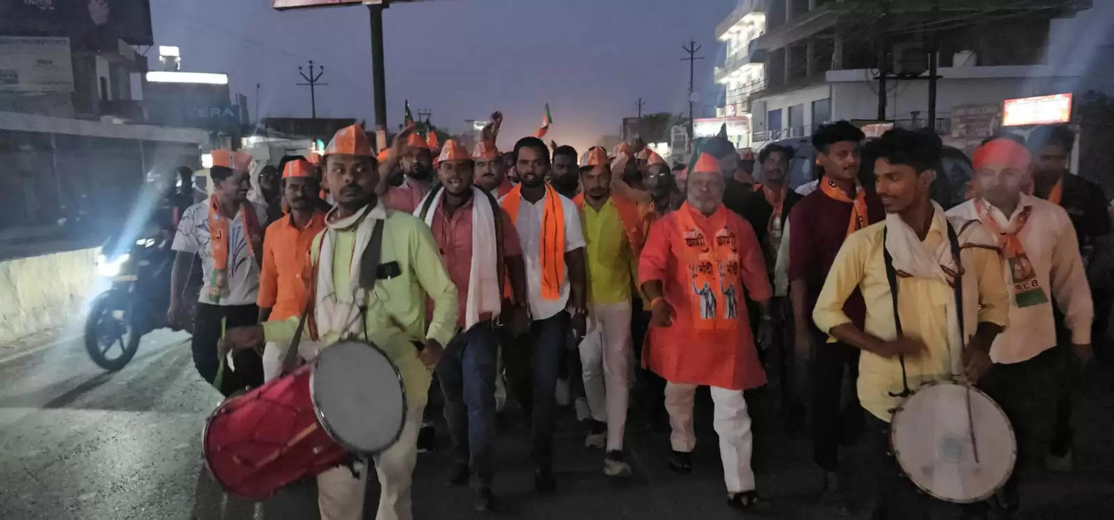Varanasi News: एमएलसी एवं भाजपा जिलाध्यक्ष ने कार्यकर्ताओं के साथ निकाली विजय जुलूस, बांटी मिठाई
